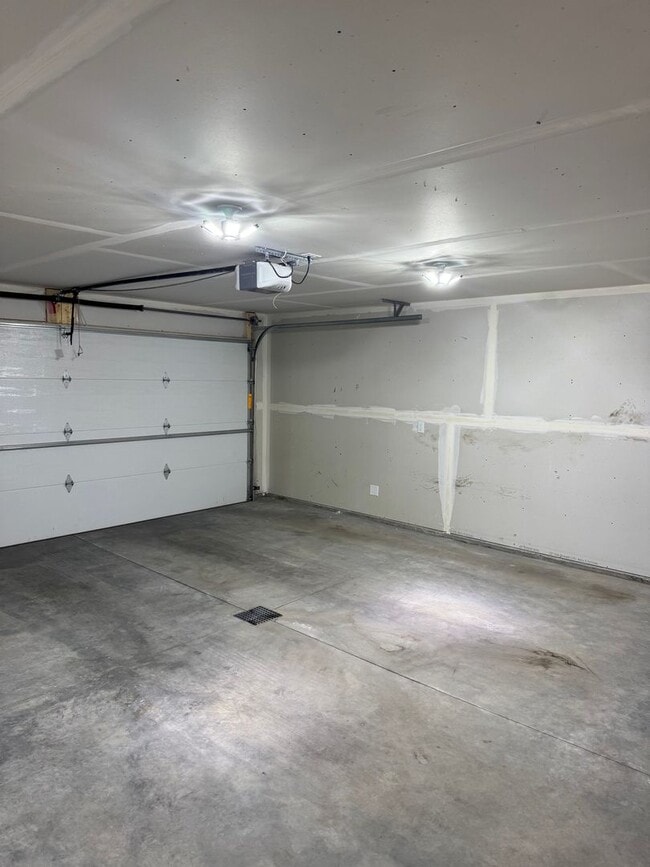 Building Photo - Modern 3-Bed Twinhome with Garage & Yard –...