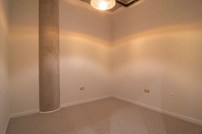 Building Photo - 125 E 13th St