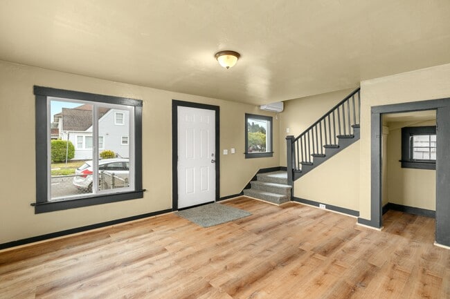 Building Photo - 121 N D St