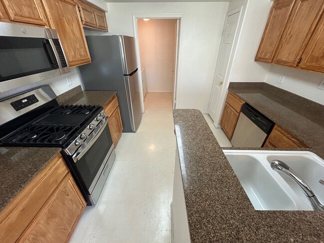 Building Photo - GREAT 2 BEDROOM CONDO IN NORTHWEST GATED C...