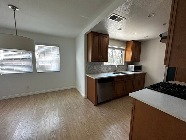 Building Photo - Townhouse in the heart of Pasadena