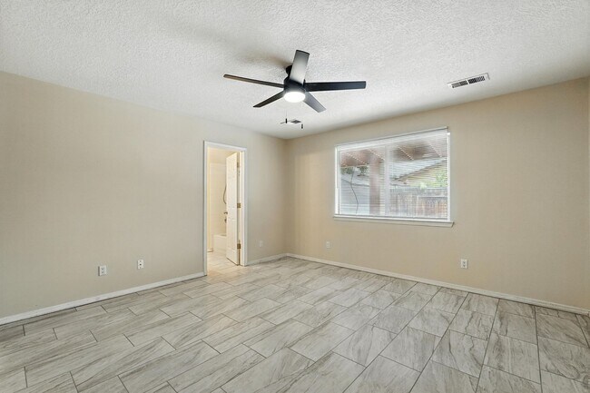 Building Photo - For Rent | 3 Bed / 2 Bath | 2 Car Garage |...