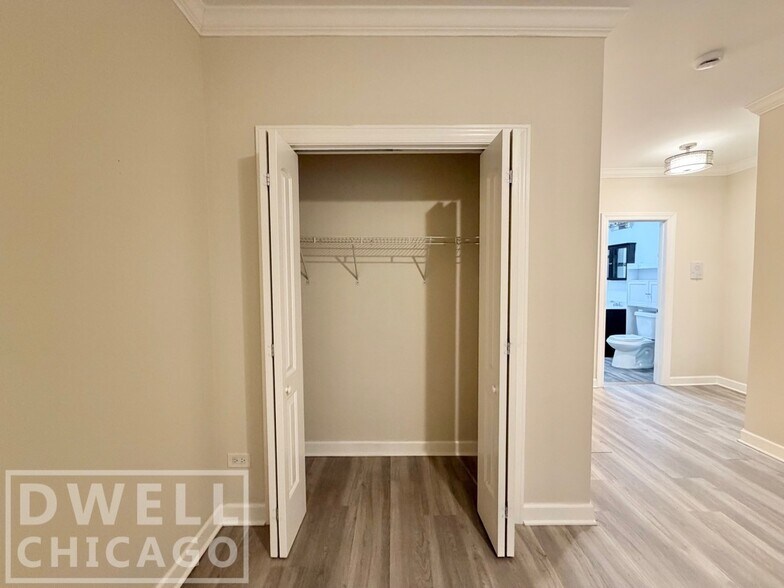 Building Photo - 732 W Roscoe St