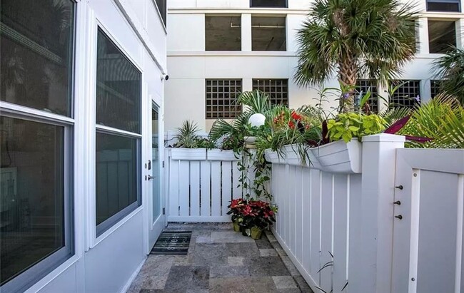 Building Photo - 661 Poinsettia Ave