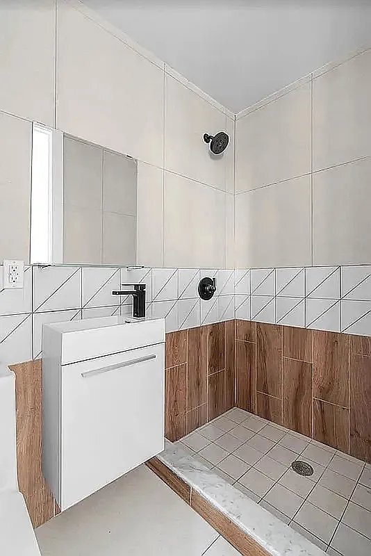 Building Photo - 60 W 125th St