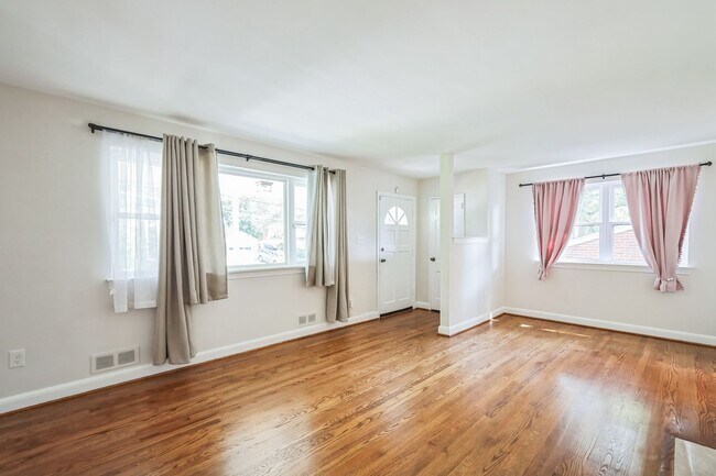 Building Photo - Beautifully Maintained 4BR/2BA Home in Sil...