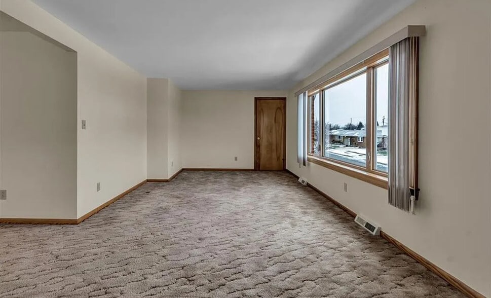 Large Family Room - 33 Rosemead Ln