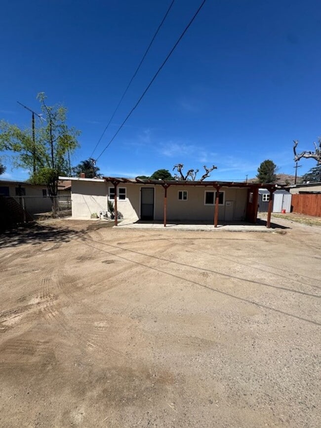 Building Photo - Cozy Remodeled Home