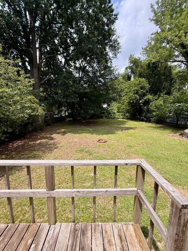 Building Photo - 2 bedroom house in Fulton Hill; Big yard, laundry, central hvac all electric and a deck!