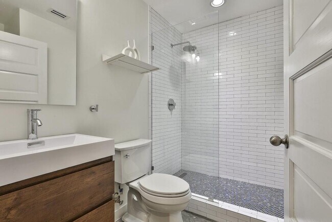 Building Photo - 675 Greenwood Ave NE