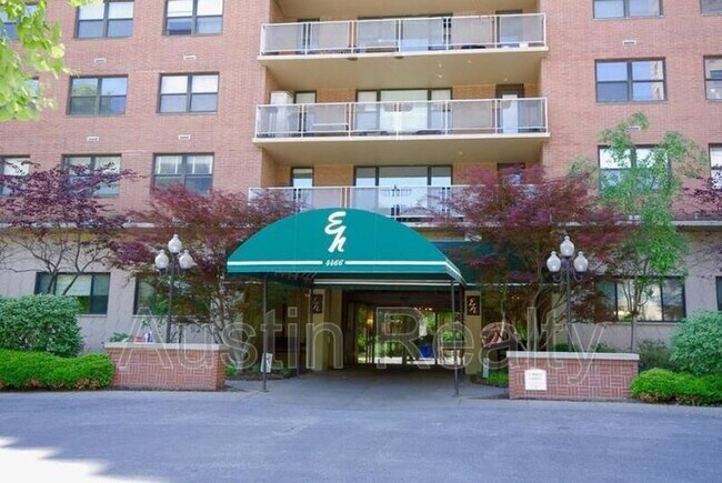 Building Photo - 4466 W Pine Blvd
