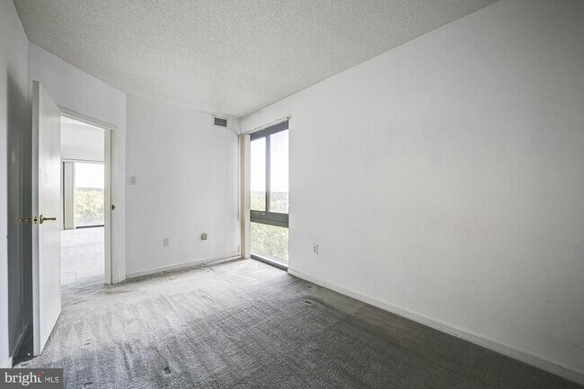 Building Photo - 1530 Key Blvd