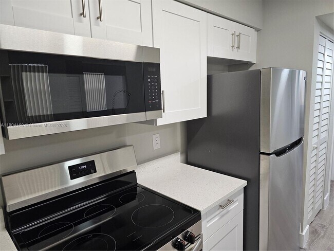 Building Photo - 2880 N Oakland Forest Dr