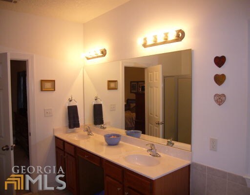 Building Photo - Great location, HOA community, swim/tennis...