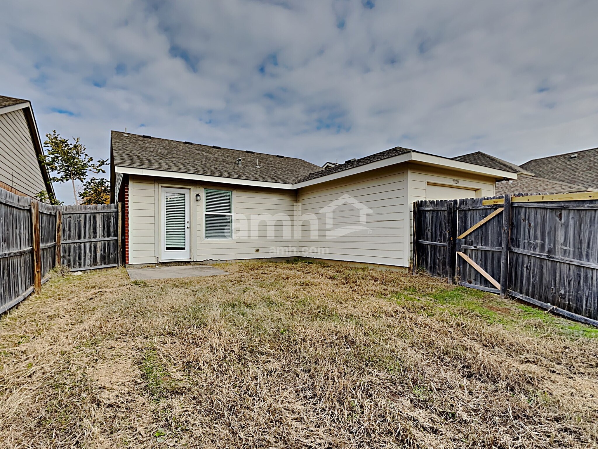 Building Photo - 9024 Eastwood Ave