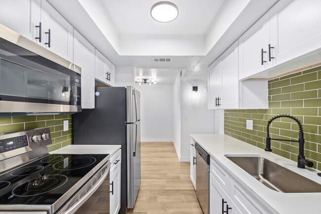 Building Photo - Beautiful Fully Renovated, Gated Community!