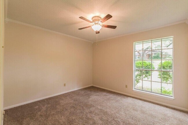 Building Photo - 3 BEDROOM, NORTH BELTON