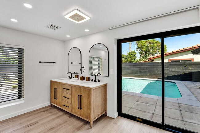 Building Photo - 5501 NE 18th Terrace