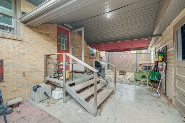 Building Photo - Charming 2-Bedroom Home with Bonus Space &...