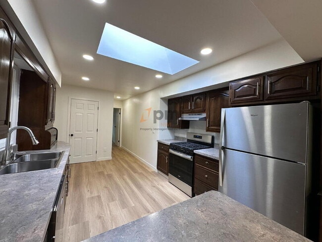Building Photo - 2627 W 60th Dr