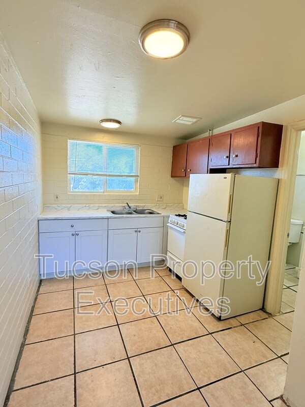 Building Photo - 240 W Sahuaro St