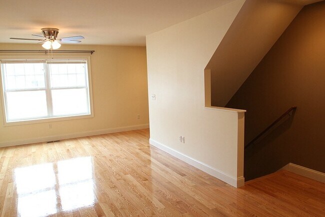 Building Photo - 705 River View Ln