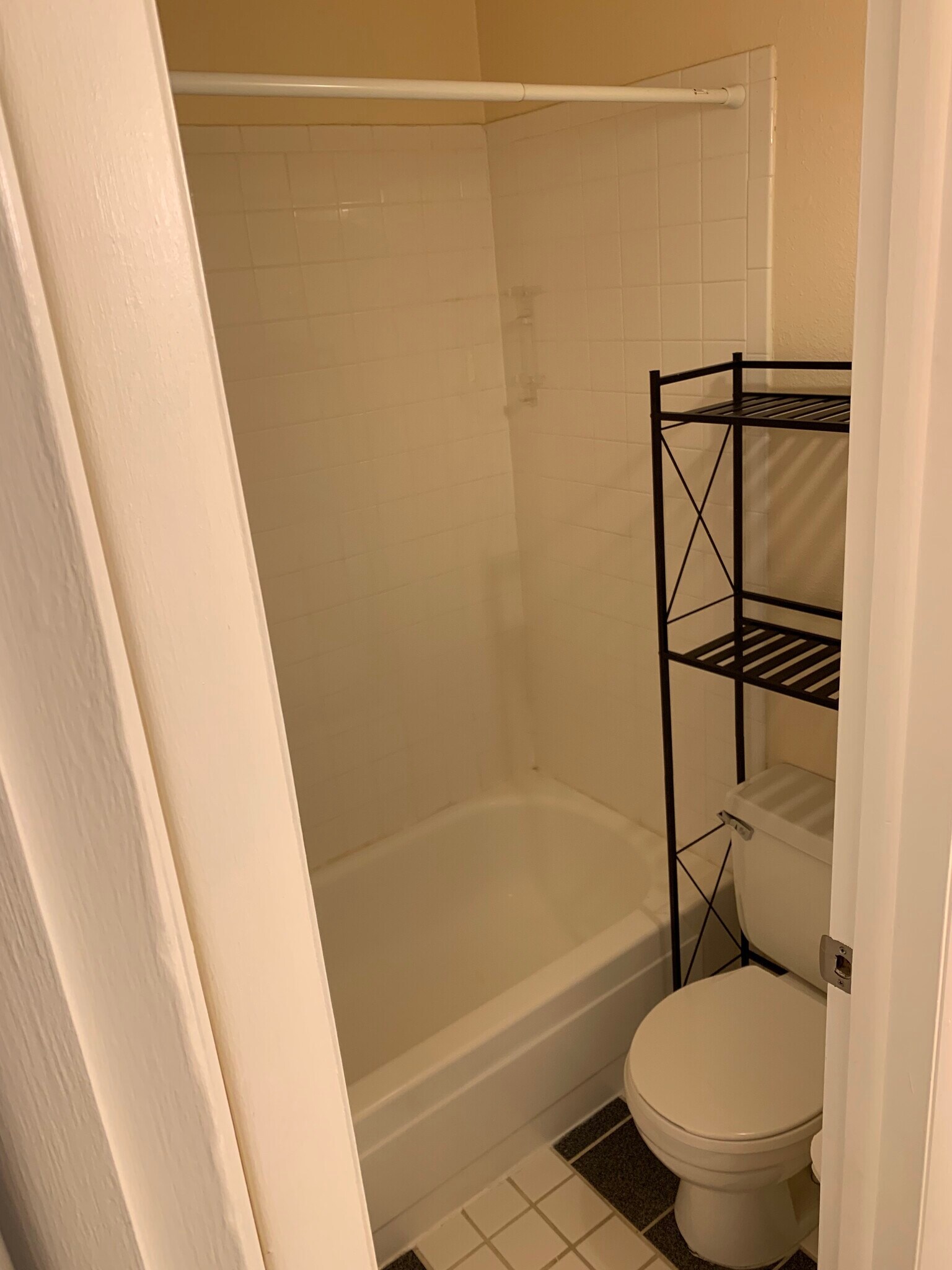 Building Photo - 3161 Madison Ave R315