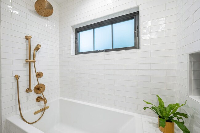 Building Photo - 2453 4th Ave W