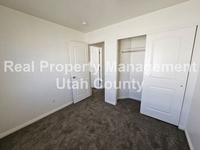 Building Photo - Orem Townhome