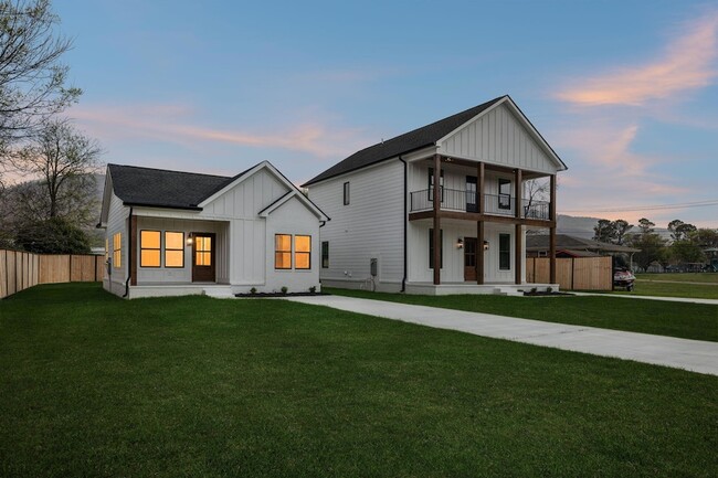 Building Photo - 106 N Moss Ave