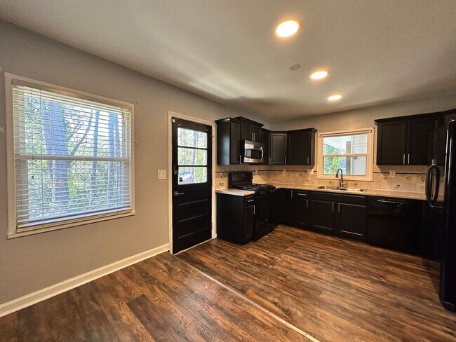 Building Photo - 3 bedroom 2 bath home in a great area filled with tons of extras you will LOVE!