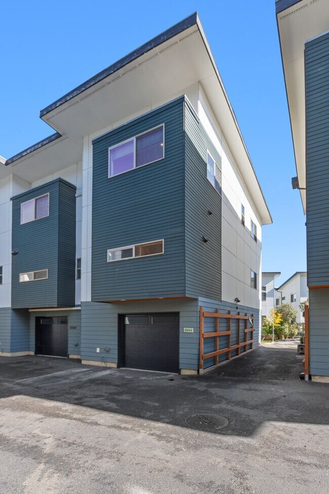 Building Photo - 3bd/1.5ba Seattle Townhouse