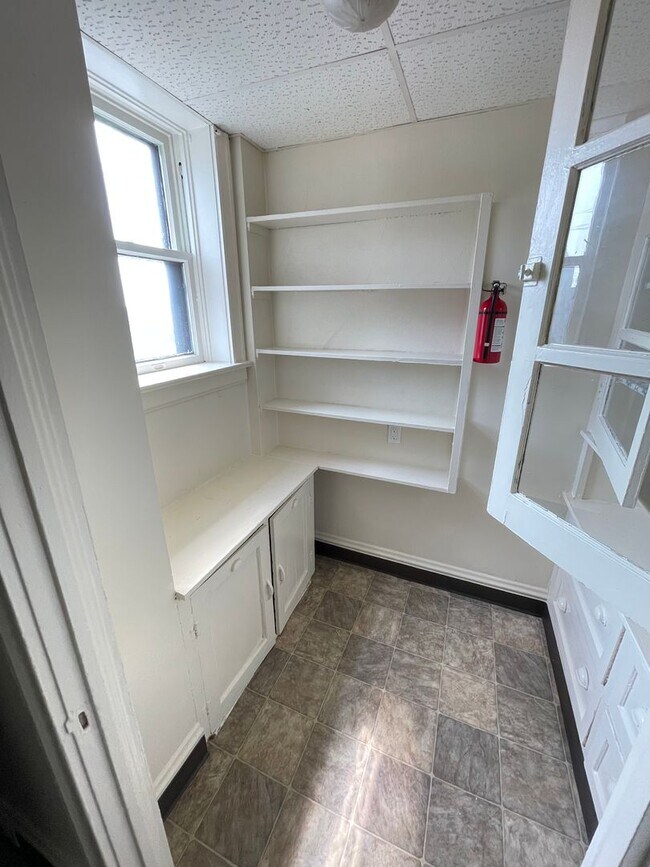 Building Photo - AVAILABLE AUGUST - 2 Bedroom 1 Bath Lower ...