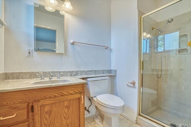 Building Photo - 5 Bedroom 3-bathroom Large single level home!