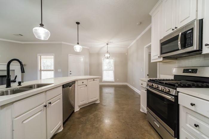 Building Photo - 104 Moss Crk