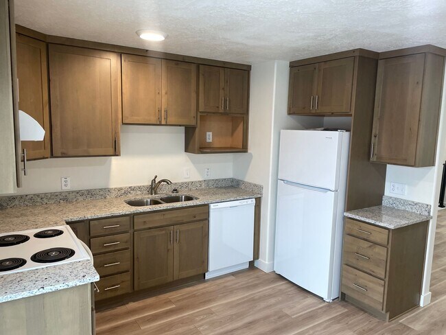 Building Photo - 3 bedroom, 1 bath unit. Newly Remodeled.