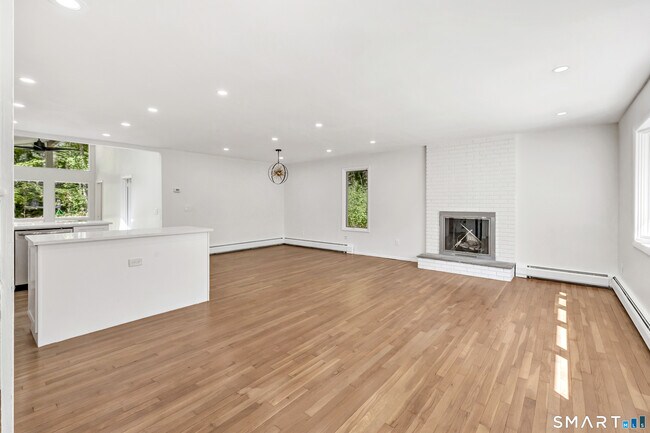 Building Photo - 48 Crestwood Rd