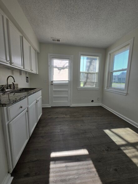 Building Photo - 617 Lexington Ave