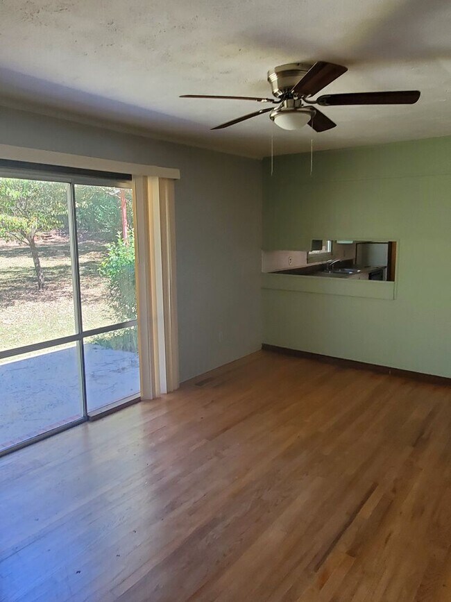 Building Photo - Cozy Three Bedroom Home!