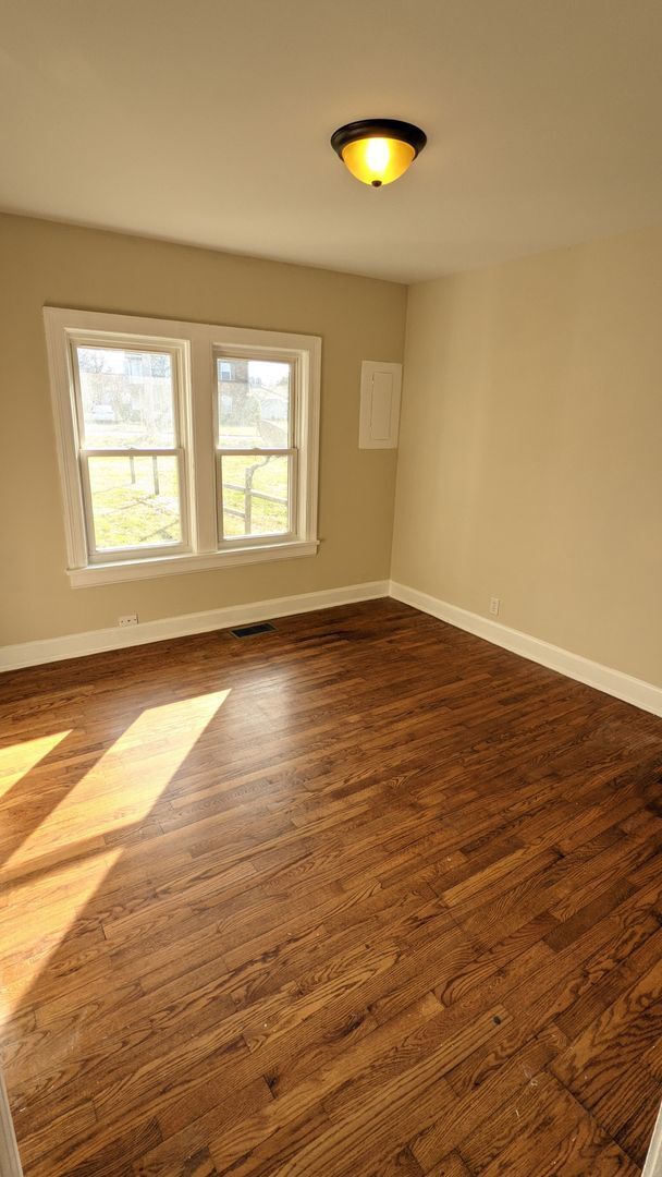 Building Photo - LOCATION ! Washer/Dryer Included 2 Bedroom