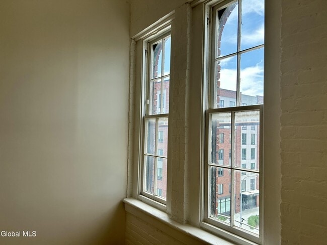 Building Photo - 155 River St