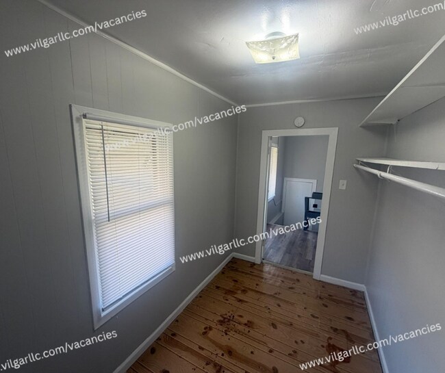 Building Photo - FOR RENT — SPACIOUS 3 BED / 1.5 BATH HOME