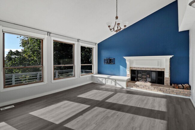 Building Photo - 4 Bed 3 Bath - Groups Welcome - Skyline - Westerly Views