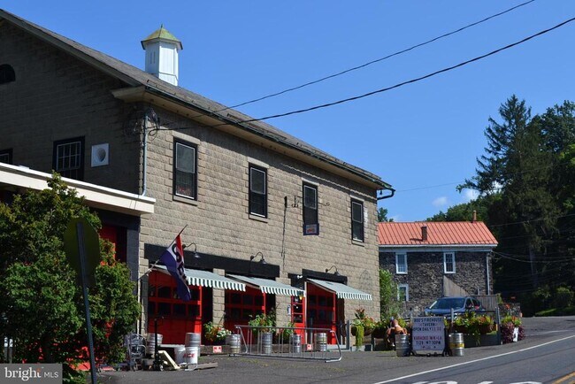 Building Photo - 345 E Dark Hollow Rd