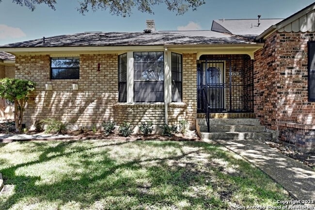 Primary Photo - Lovely garden home in great location