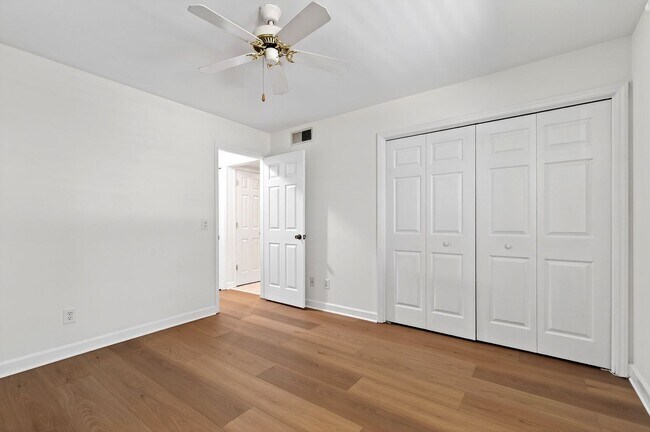 Building Photo - 1010 Nicholwood Dr