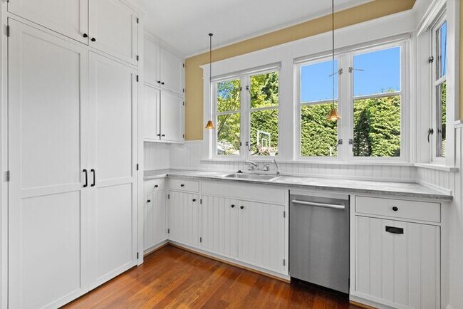 Building Photo - Stunning 1909 Craftsman w/ AC in Coveted Capitol Hill