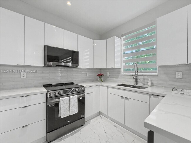 Building Photo - 7876 NW 109th Path