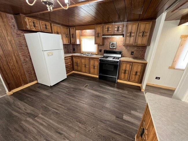 Building Photo - 2 Bedroom 1 Bath Updated Mobile Home in A ...
