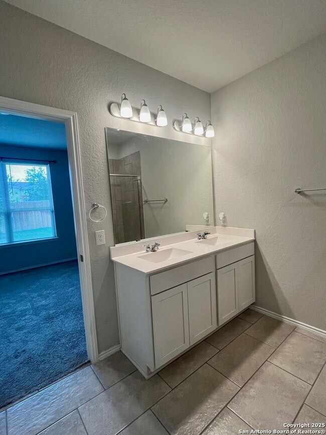 Building Photo - 3/2 Single Story Conveniently Located to B...